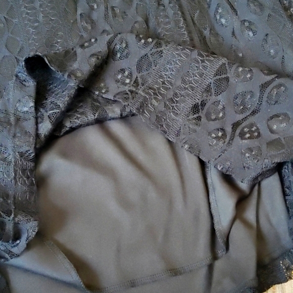 Black lined top with lace flutter sleeves! - Picture 4 of 6